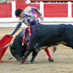 Estirándose en los derechazos al tercero. (FOTO: Alfonso Plano)