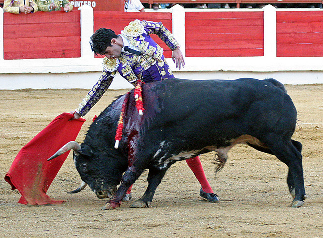 Estirándose en los derechazos al tercero. (FOTO: Alfonso Plano)