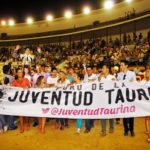 Talavante abandonando la plaza tras la pancarta de La Juventud Taurina. (FOTO: Alfonso Plano)