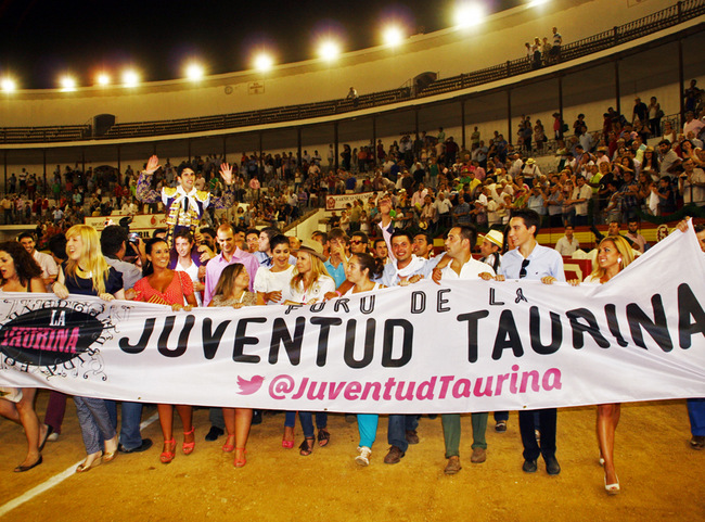 Talavante abandonando la plaza tras la pancarta de La Juventud Taurina. (FOTO: Alfonso Plano)