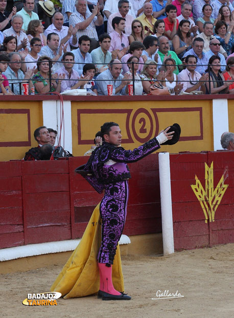 Manuel Izquierdo saludando un par en la novillada de San Juan 2013.(FOTO:Gallardo)