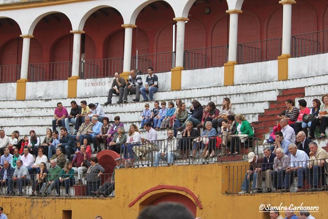 Los peñistas se dieron cita en las gradas de la plaza templaria