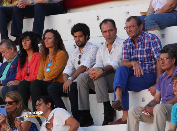El empresario Jorge Sánchez Castañón acompañado de su suegro y amigos.