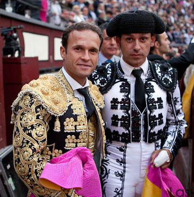 Junto a su maestro, en Las Ventas. (FOTO: Juan Pelegrín)