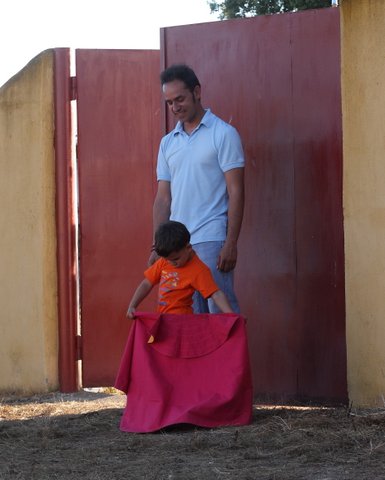 Javier Valdeoro junto a su hijo: inspirador de sueños. (FOTO: Gallardo)