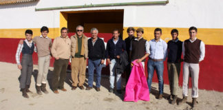 Los alumnos junto a sus maestros en la ganadería de Calejo Pires.