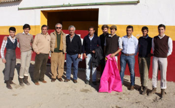Los alumnos junto a sus maestros en la ganadería de Calejo Pires.
