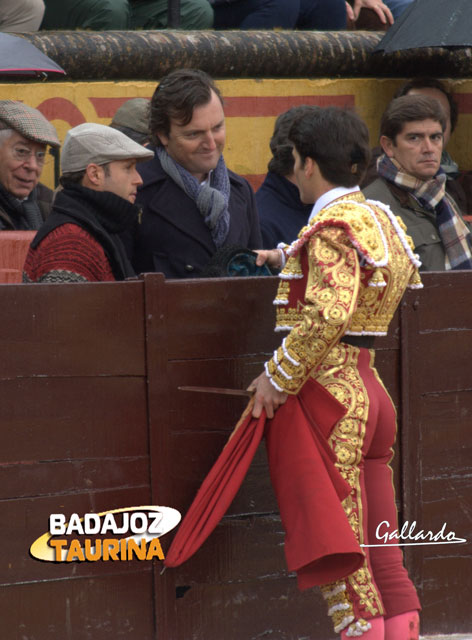 Brindando a 'El Tato' y Ferrera, sus apoderados, en el debut. (FOTO: Gallardo)