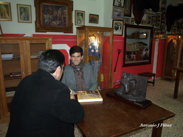 Garrido repasando su temporada para la entrevista. (FOTO: Antonio J. Pérez)