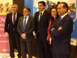 Autoridades locales de Olivenza y los empresarios Pepe Cutiño y Joaquín Domínguez, hoy en la presentación en Fitur.