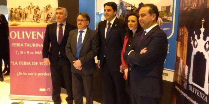 Autoridades locales de Olivenza y los empresarios Pepe Cutiño y Joaquín Domínguez, hoy en la presentación en Fitur.