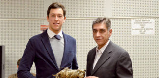 Silva en el momento de recoger el premio. (FOTO:Cedida)