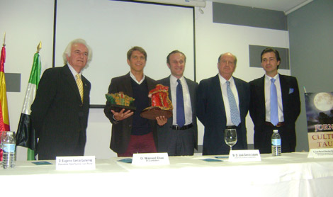 Manuel Díaz 'El Cordobés' con los dos trofeos conseguidos.