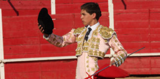 El novillero Ginés Marín brindando en una imagen de archivo. (FOTO: Gallardo)