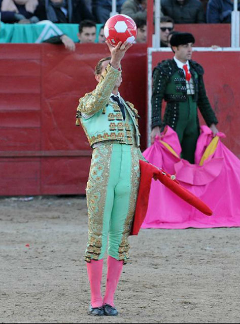 Julio Parejo brinda con un balón rojiblanco al cielo de Ajalvir en memoria de Luis Aragonés. (FOTO: Julián López)