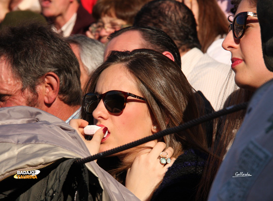 La novia de Tomás Angulo con gafas de su casa