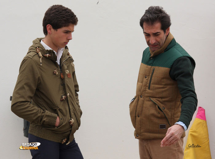 'Niño de Leganés' aleccionando a su pupilo Ginés Marín. (FOTO: Gallardo)