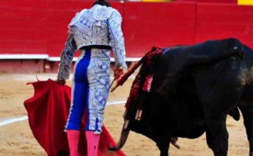 Toreo por bajo y ajustado de Ferrera hoy en Valencia. (FOTO: mundotoro.com)