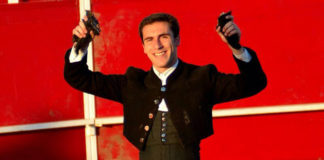 Fernando Flores mostrando el doble trofeo conseguido en Calamonte. (FOTO: CEDIDA)