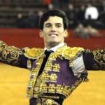 José Garrido, con las dos orejas de su segundo novillo esta tarde en Valencia. (FOTO: torosvalencia.com)
