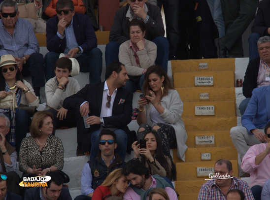 Vicky Martín Berrocal mirando si hoy funcionaba el WhatsApp