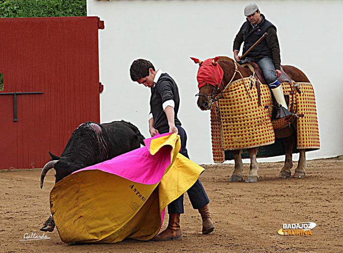 Ginés Marín, en segundo término su padre.