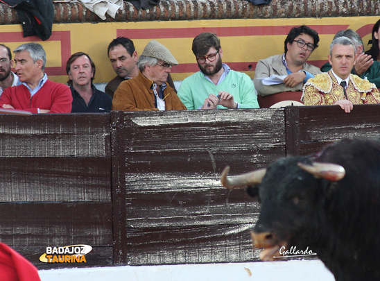 Mati Ramos y Ladi Navarro viendo las fotos de Badajoz Taurina