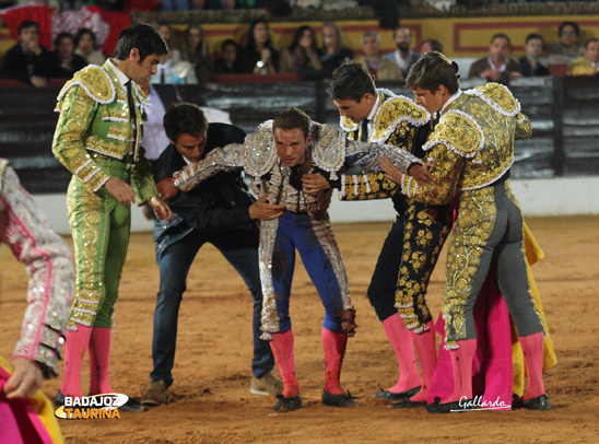 Auxiliado por sus compañeros