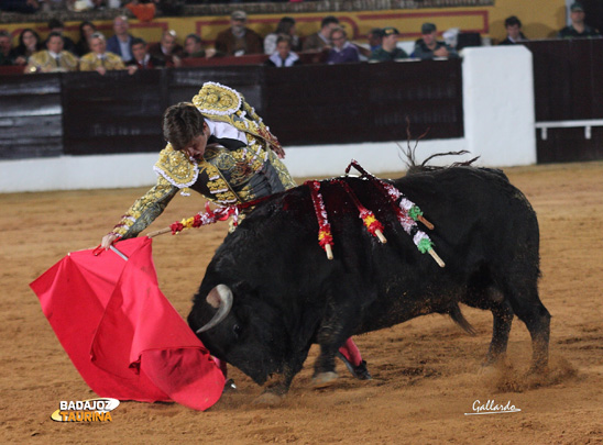 Julián llevando muy toreado a su segundo. (FOTO:Gallardo)