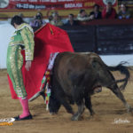 Perera y su tradicional comienzo de faena. (FOTO:Gallardo)