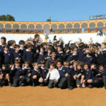 Los escolares rodeando a Perera en la plaza de Olivenza. (FOTO: Prensa Perera)