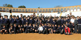 Los escolares rodeando a Perera en la plaza de Olivenza. (FOTO: Prensa Perera)