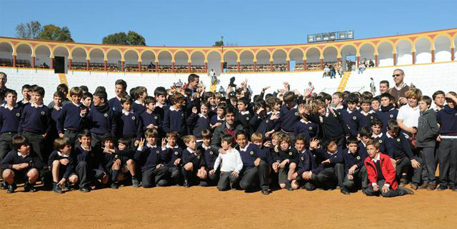 Los escolares rodeando a Perera en la plaza de Olivenza. (FOTO: Prensa Perera)