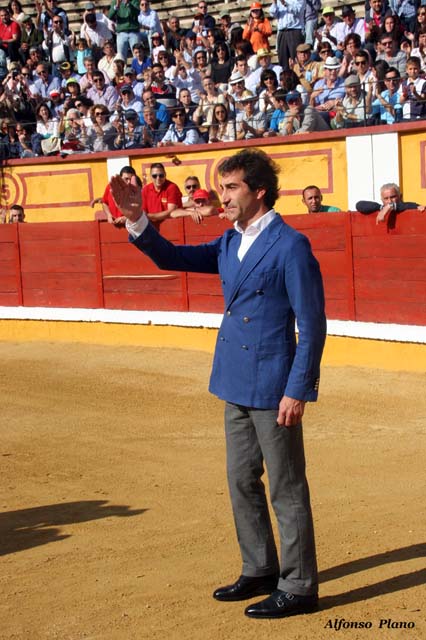 Saludando a la afición.
