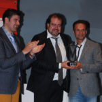 Antonio Ferrera recibiendo el trofeo de manos de Miguel de Tena. (FOTO: Cedida)