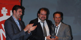 Antonio Ferrera recibiendo el trofeo de manos de Miguel de Tena. (FOTO: Cedida)