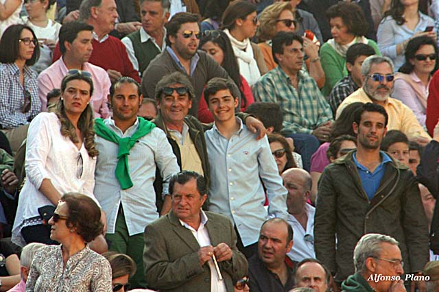 El Cartujano y señora, Reina y su hijio y Curro Damián 