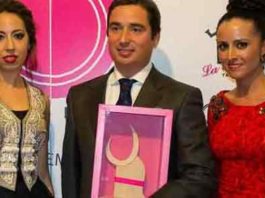 José María Garzón, recogiendo precisamente el martes pasado un premio del Foro de la Juventud Taurina por su gran labor al frente de la plaza de Mérida.