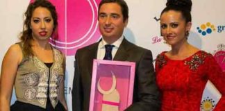 José María Garzón, recogiendo precisamente el martes pasado un premio del Foro de la Juventud Taurina por su gran labor al frente de la plaza de Mérida.