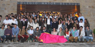 Perera junto a los alumnos del Colegio Mayor Belagua de Navarra.