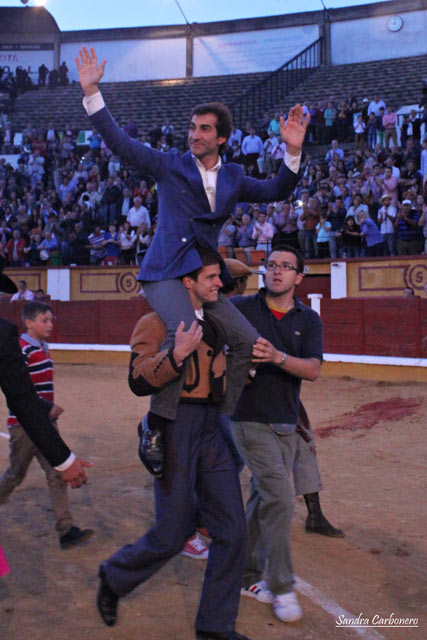 Luis García 'Niños de Leganés' saliendo a hombros de'El Juli' (FOTO: S. Carbonero)