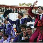 Los tres novillero en hombros. (FOTO: Joel Buravand)