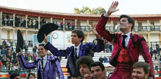 Los tres novillero en hombros. (FOTO: Joel Buravand)