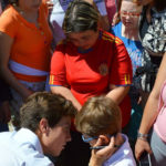 El joven novillero junto a los niños y niñas de APROSUBA