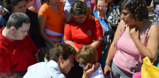 El joven novillero junto a los niños y niñas de APROSUBA