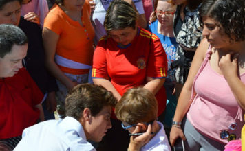 El joven novillero junto a los niños y niñas de APROSUBA