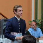 Juan C. Berrocal recibiendo el trofeo al triunfador del Certamen. (FOTO: Cedida)