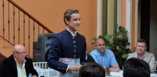 Juan C. Berrocal recibiendo el trofeo al triunfador del Certamen. (FOTO: Cedida)