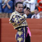 Antonio Ferrera con la oreja del cuarto victorino. (FOTO: toromedia.com)