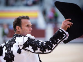Ferrera saludando la ovación tras matar al cuarto. (FOTO: Juan Pelegrín-Las Ventas)